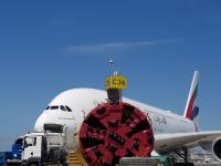 Oben starten Flugzeuge, unten wird getunnelt