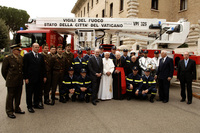 Papst Benedikt XVI erhält von DaimlerChrysler ein Feuerlöschfahrzeug Mercedes-Benz Econic