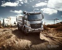 Pyro-Show von Lunatx SFX begeistert bei Premiere des Mercedes-Benz AROCS