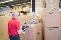 Macht das Arbeiten leichter - AERO-LIFT Schlauchheber transportiert zahntechnische Produkte bei der Renfert GmbH