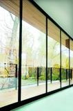 Manuelle Schiebewandsysteme: Klare Lösung für den Ladenbau - das Manuelle Schiebewandsystem (MSW) mit feingerahmten Flügeln