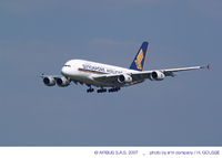 Die erste Maschine der neuen Airbus A380-Generation rollt auf Reifen von Bridgestone