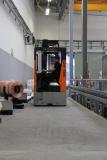 Schlenk befördert schwere Metall-Coils mit Schubmaststapler von HUBTEX
