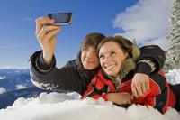 Jung vs. Alt: Sicher online, auch mit Smartphone und Co.