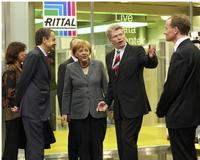 Kanzlerin Merkel im gläsernen Rechenzentrum bei Rittal