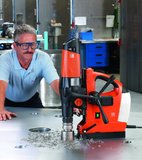 Weltneuheit: Vollautomatische Metall-Kernbohreinheit mit digital angesteuertem Bohrvorschub