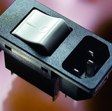 Gerätestecker mit rückstellbarem Überstromschutz