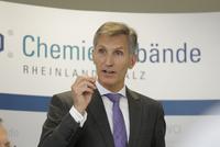 Chemie mit Umsatzminus / Schulfach Wirtschaft gefordert