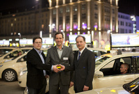 TAXi-AD startet beleuchtete Dachwerbung