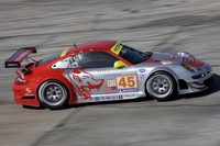 Drei 911 GT3 RSR zwischen Palmen und Yachten