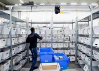 Hellmann und Symbic entwickeln innovatives Lichtleit-System zur Kommissionierung