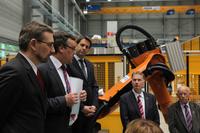Niedersächsischer Wirtschaftsminister Olaf Lies übergibt Förderbescheid für Projekt „proMachining“