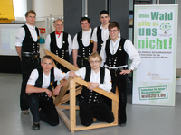 Zimmerer-Nationalmannschaft wurde beim Training im Ausbildungszentrum Bau in Bühl zum Botschafter für das Internationale Jahr der Wälder ernannt