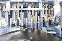 Zuverlässig und effizient: Asahi Soft Drinks setzt in Japan auf Streckblasmaschine InnoPET Blomax Serie V von KHS