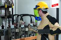 DEHN bietet Arbeiten unter Spannung als Dienstleistung