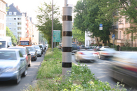 PTB zertifiziert stationäres PoliScan speed: Digitales Geschwindigkeitsmesssystem misst mehrere Fahrzeuge auf mehreren Spuren