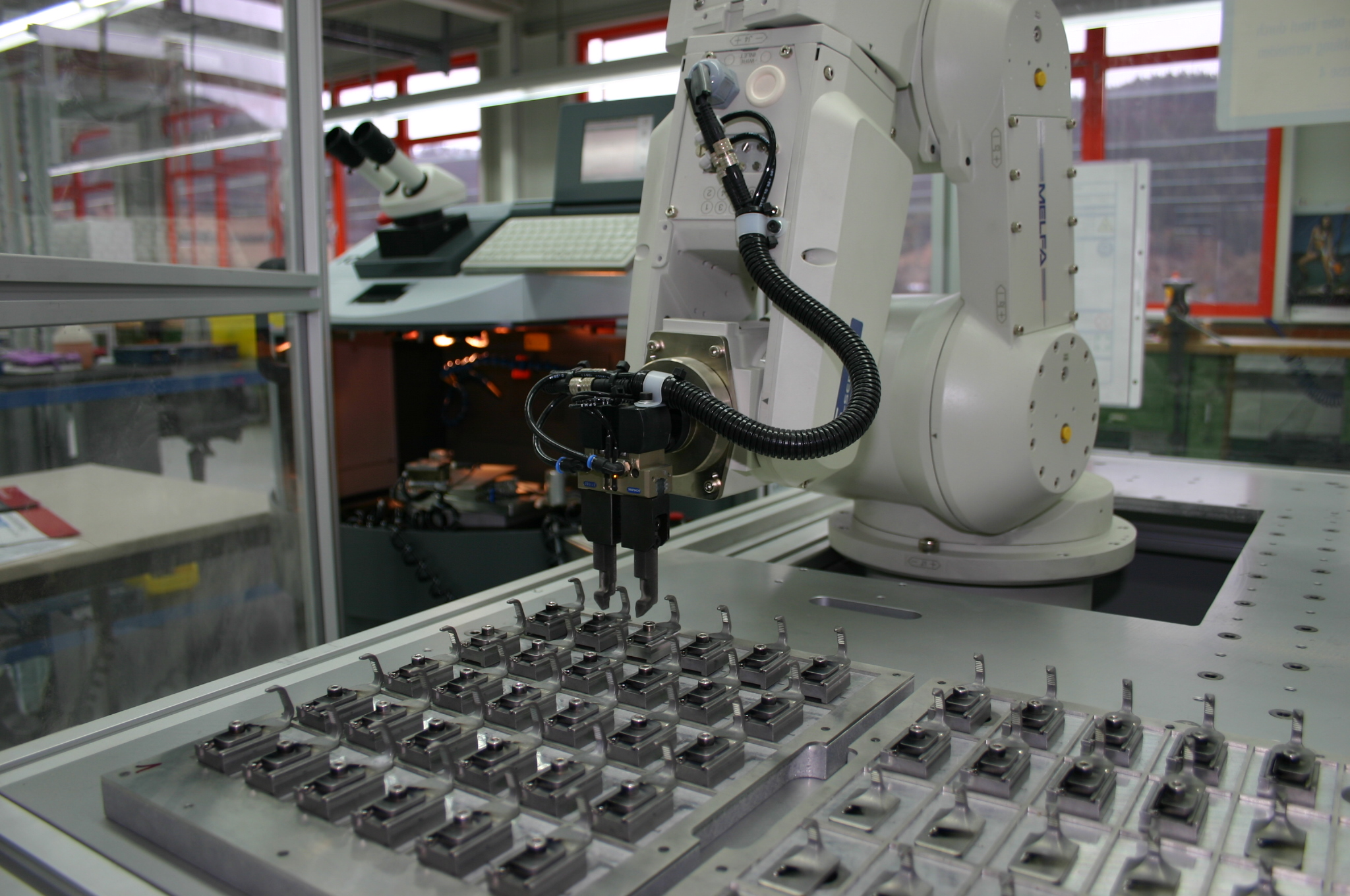 Femtosekundenlaser und innovative Automatisierungstechnik für die medizintechnische Produktion