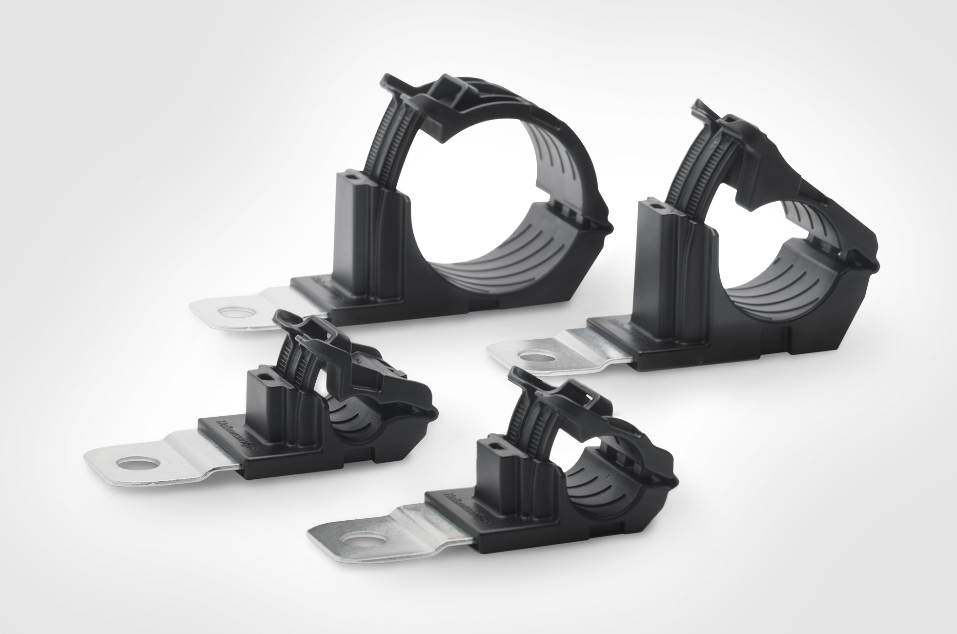Flexible cable clamp reduces component diversity in rail vehicles
