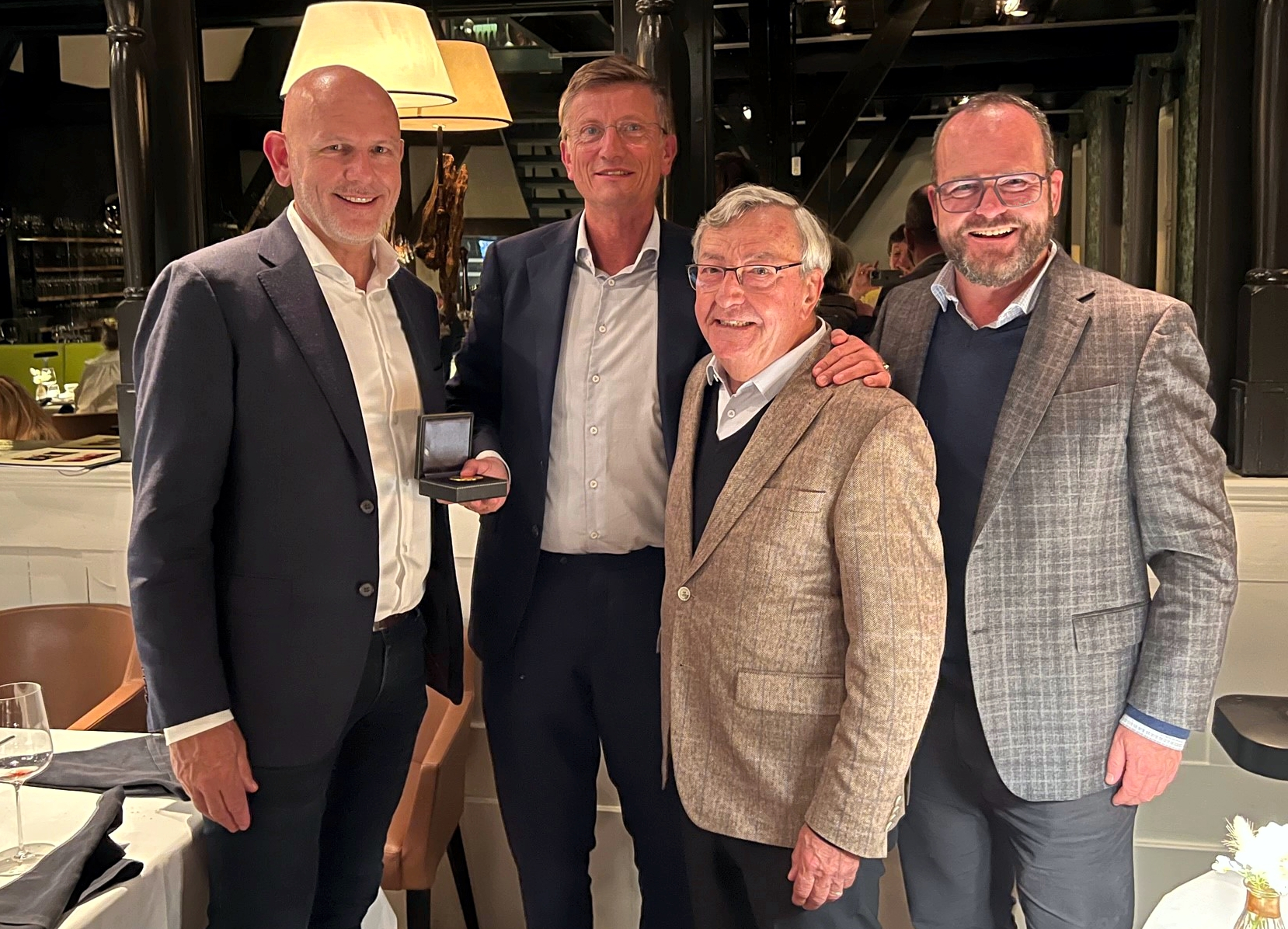 Erste LAUDA Vertretung Beun de Ronde mit Dr.RudolfWobserMedaille