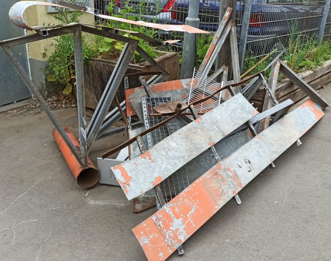 Platz schaffen leicht gemacht Kostenlose Schrottabholung durch die