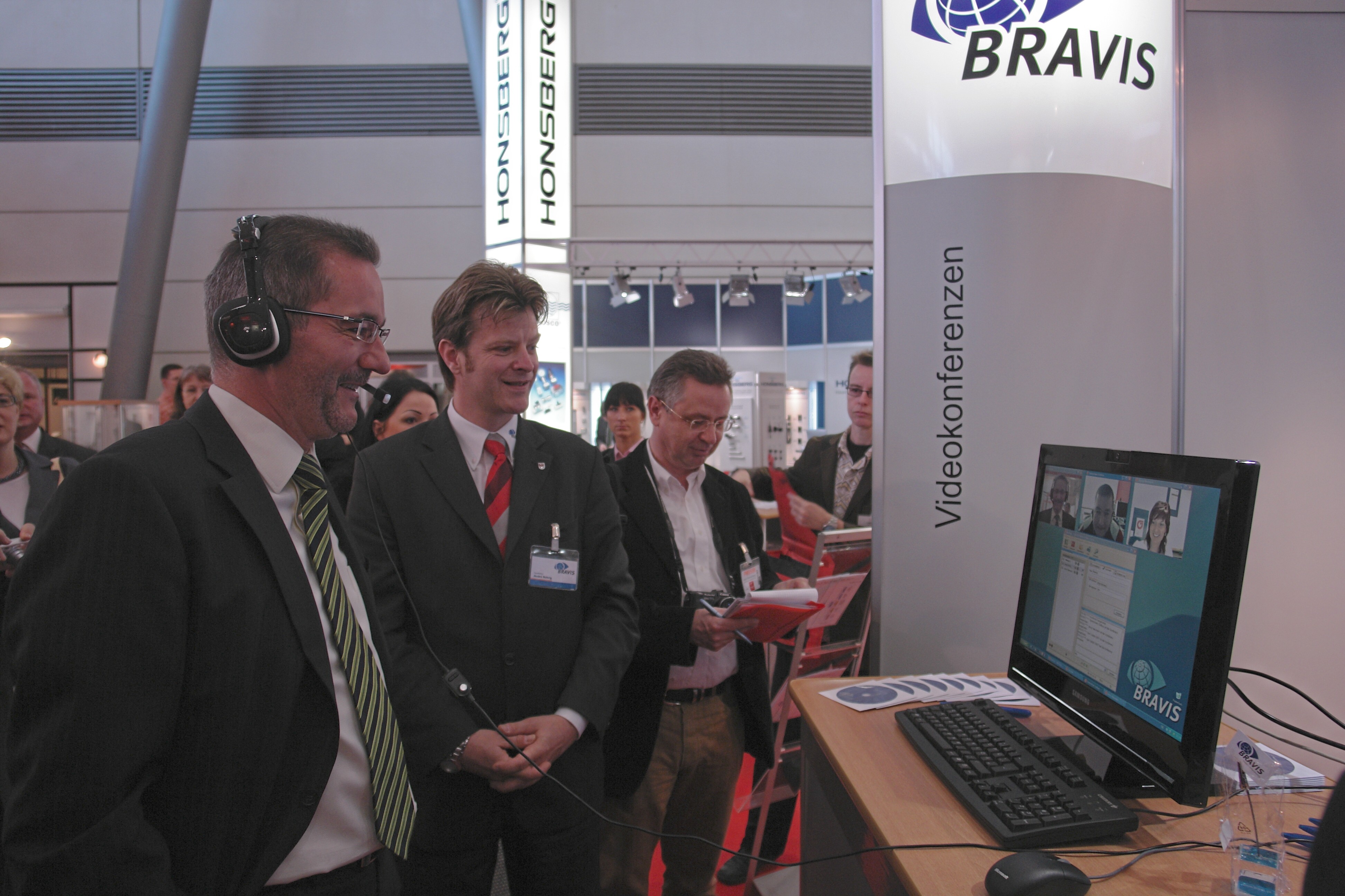 Bravis-Videokonferenzen und Samsung-Monitor mit integrierter Kamera und ...