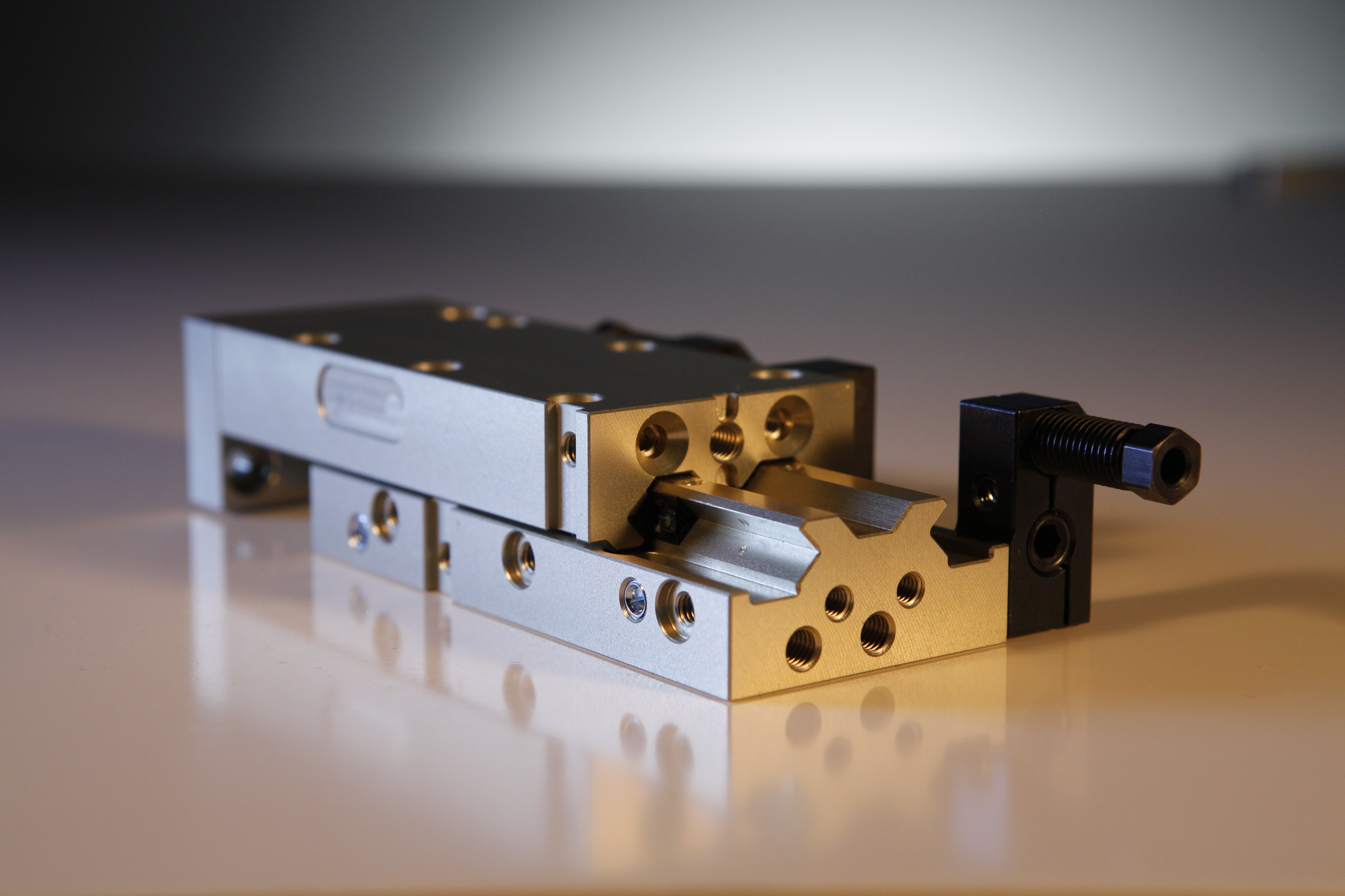 Pneumatische Lineareinheiten LSK 4 Und LSK 6 Mit Eigenen pneumatische-lineareinheiten-lsk-4-und-lsk-6-mit-eigenen