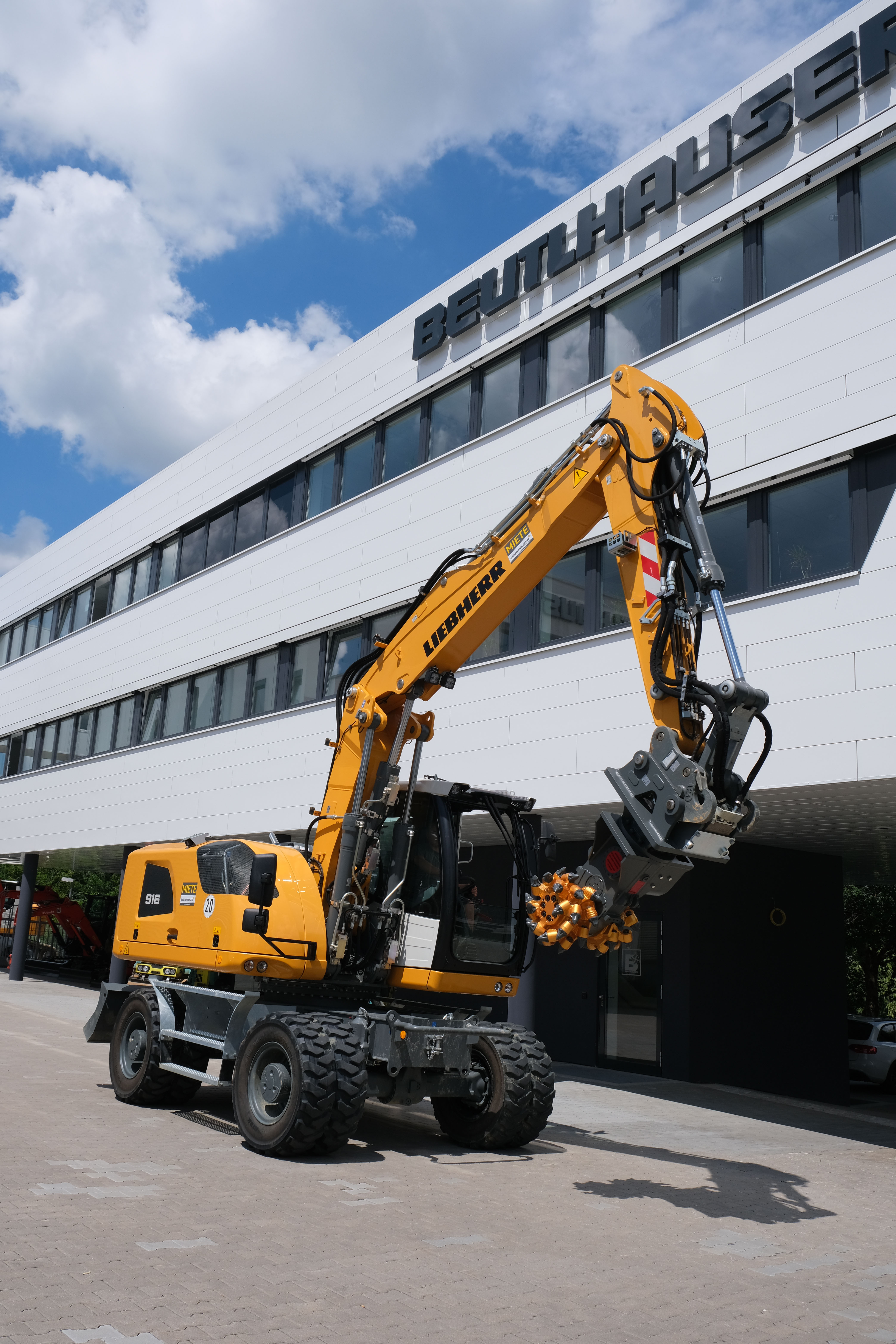 5000. ErkatFräse Beutlhauser erhält goldenes Jubiläumsmodell, Construction Tools GmbH, Story