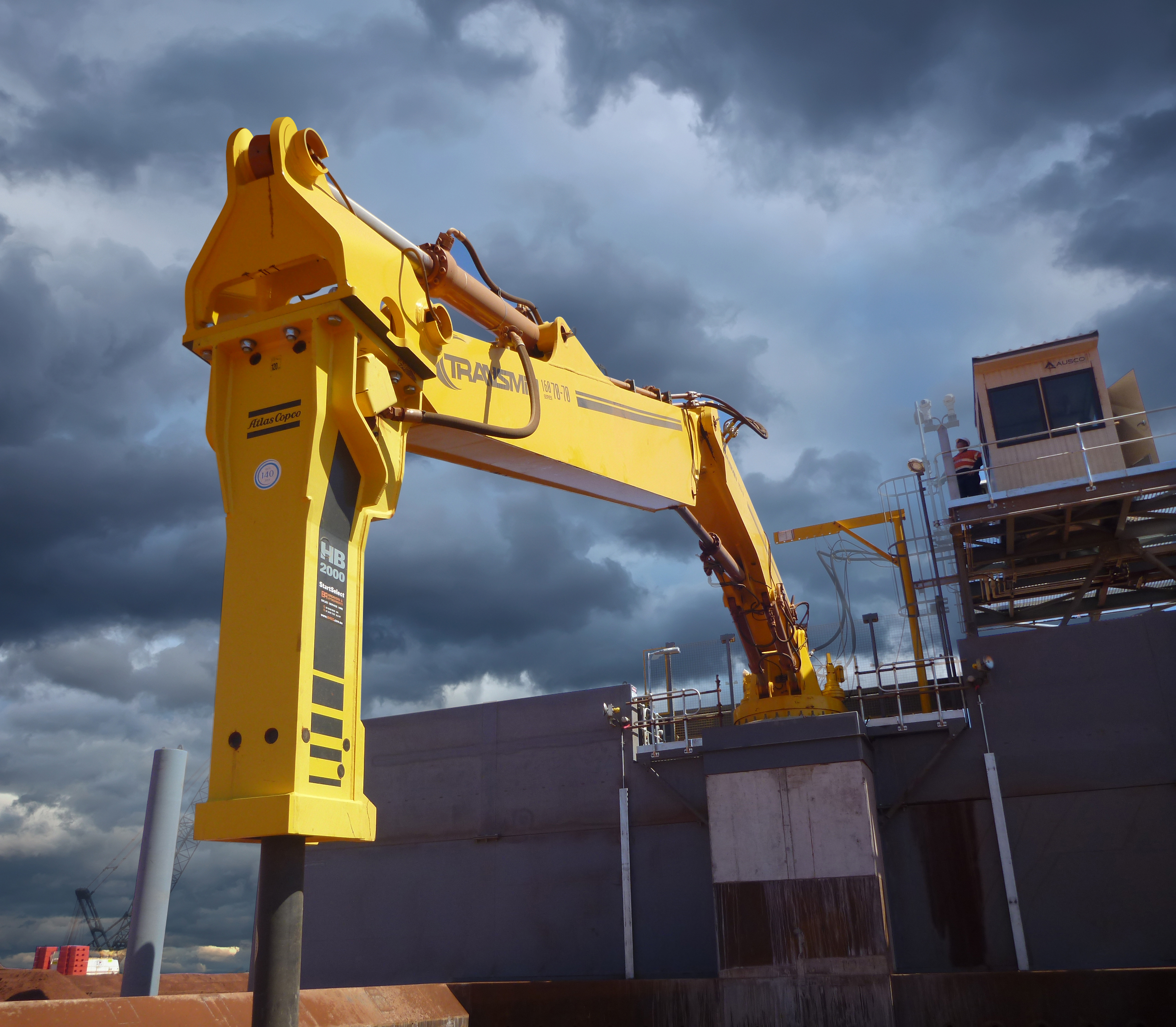 Transmin stellt seine GesteinsbrecherProduktion auf Atlas Copco Hydraulikhämmer um