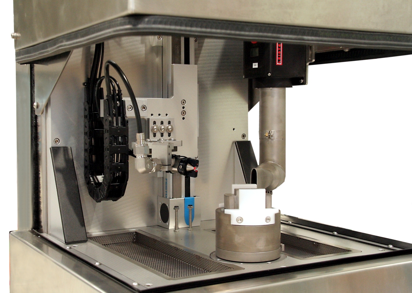 Fullyautomated inline cleaning system for machined precision parts