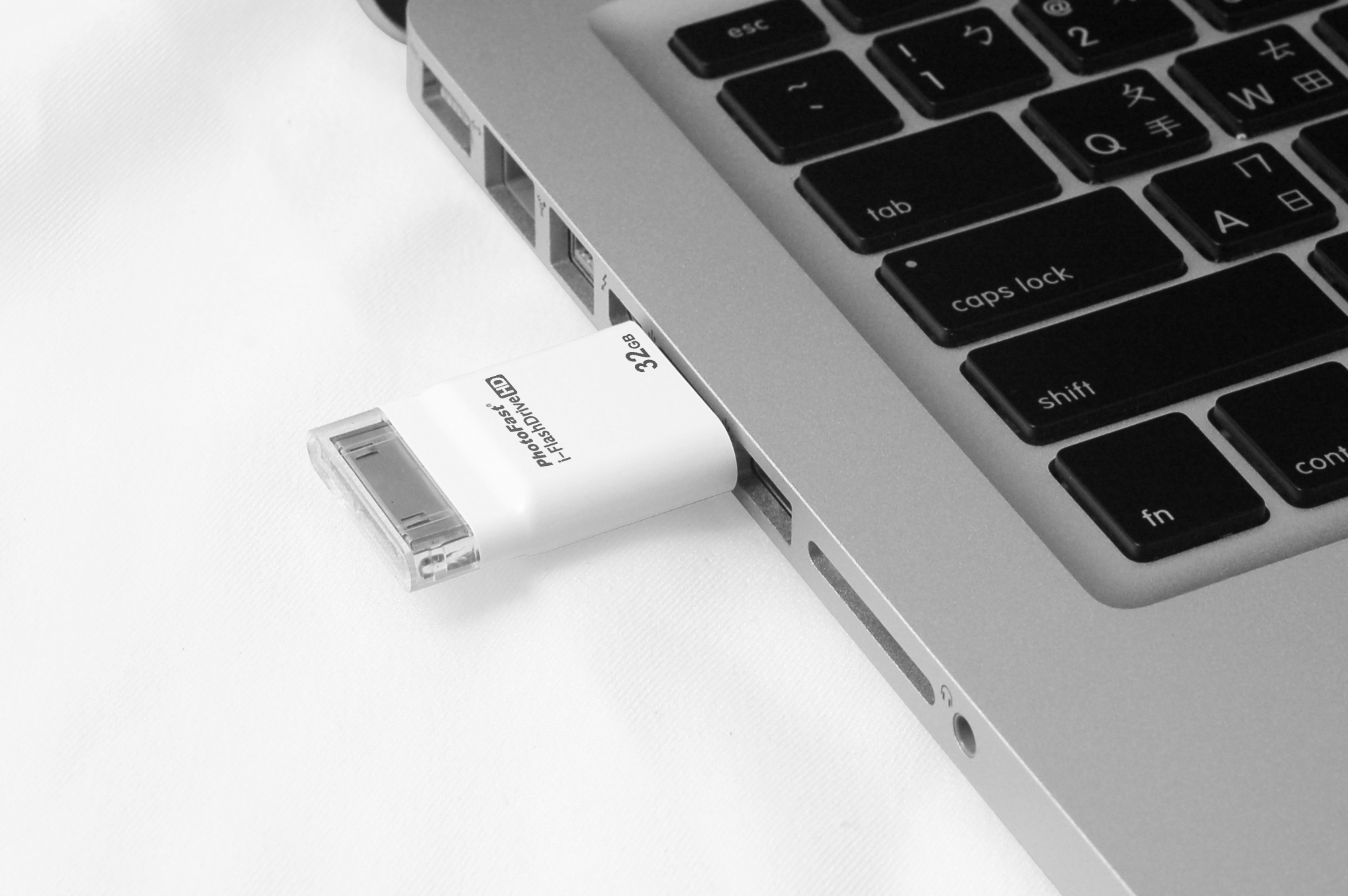 Игры на ноутбук на флешку. Флешка в ноутбуке. USB флешка и для ноутбука. Флешка для Mac. Загрузочная флешка для Мак мини.