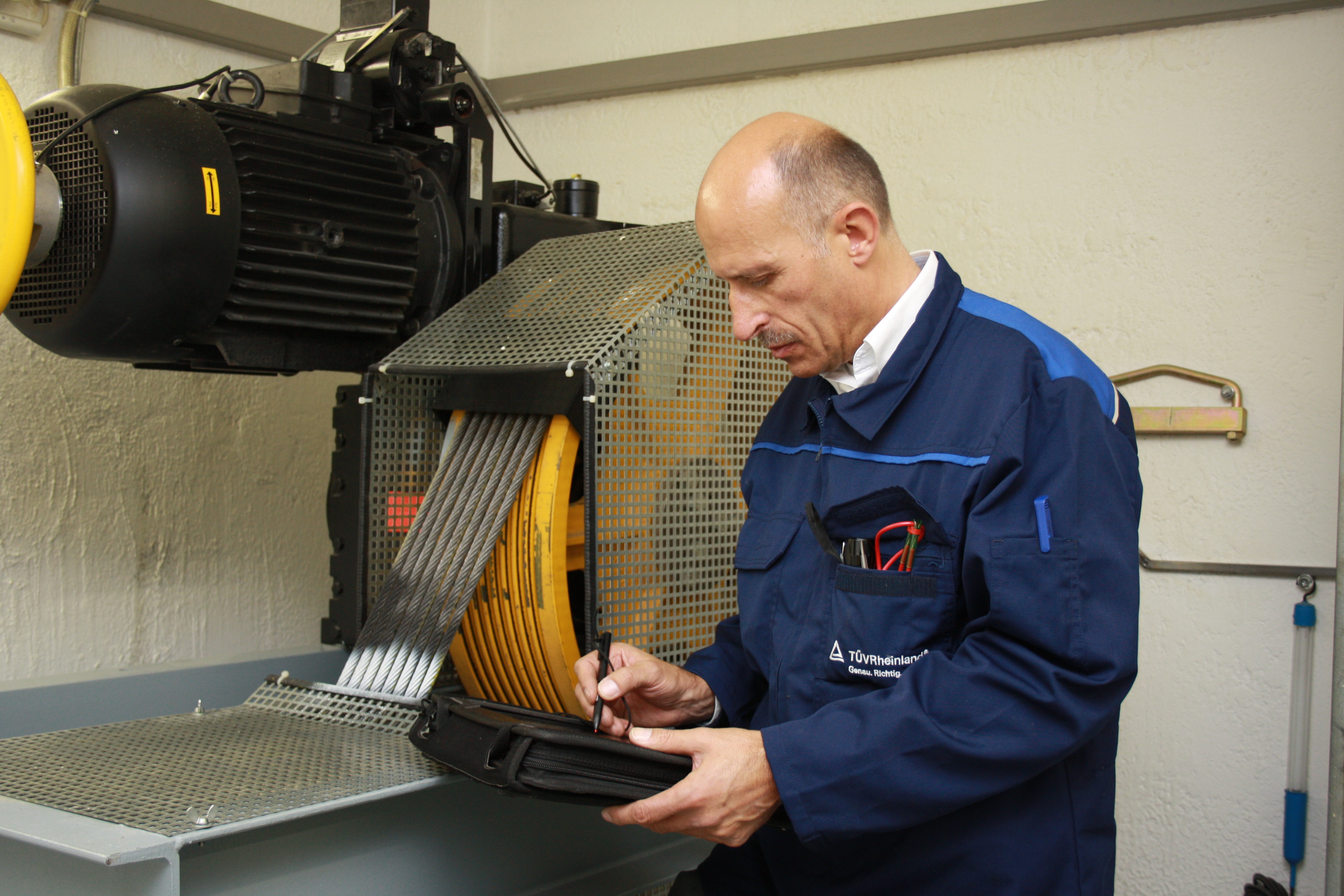 Tuv Rheinland Ruhe Bewahren Wenn Der Aufzug Stecken Bleibt Tuv Rheinland Pressemitteilung Pressebox