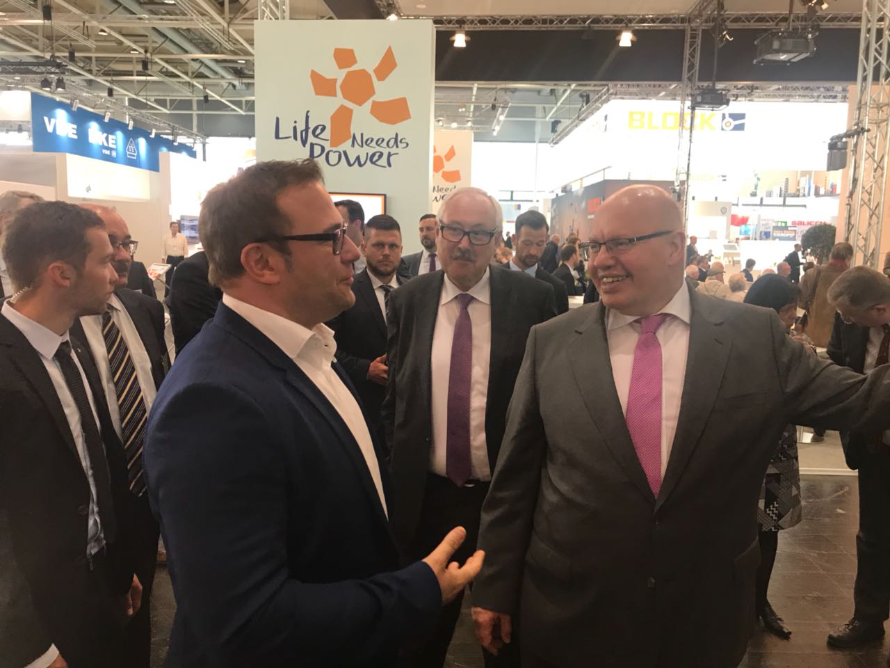 Bundeswirtschaftsminister Peter Altmaier besucht Messestand der MinolZENNERGruppe auf der