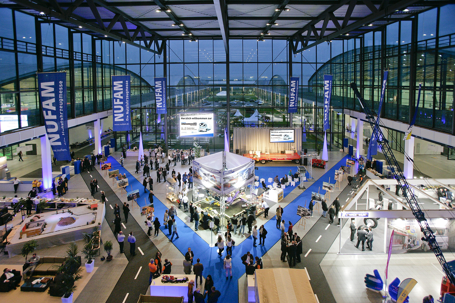Der messe. Der messe. Frankfurt messe люди в костюмах. Der messe. Der messe.