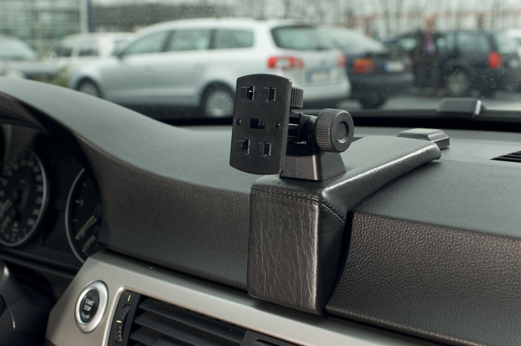 Держатель для телефона бмв. BMW e90 Electric Holder. BMW e90 Cable Holder. Крепление телефона BMW e70. Держатель для телефона в машину BMW e36.