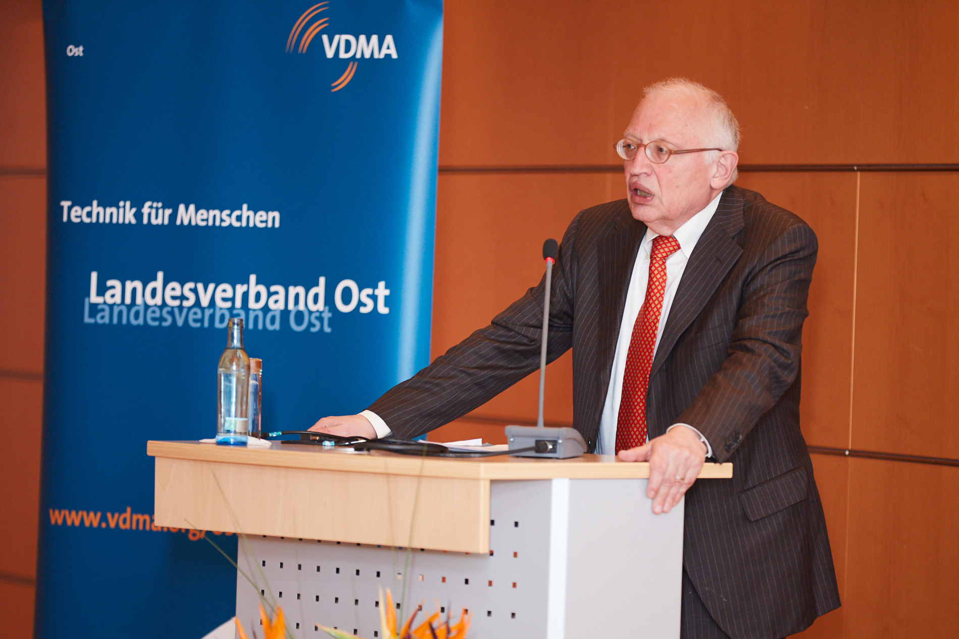 VDMA Ost Mitglieder wählen neuen Vorstand beim Blick auf politische Weltlage VDMA Ost Mitglieder wählen neuen Vorstand beim Blick auf politische Weltlage