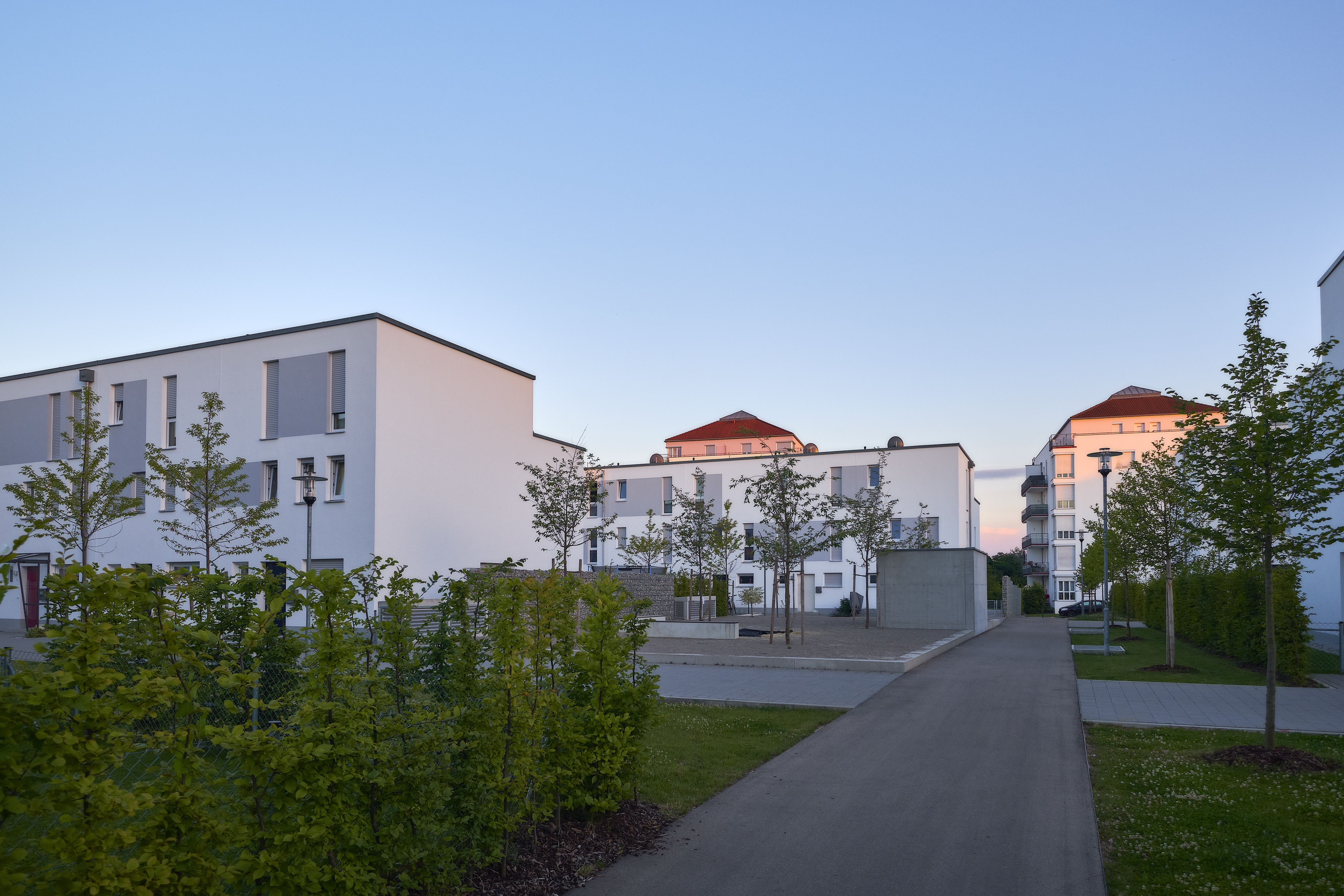 Großer Esstisch mit Sitzbank wegen Umzug abzugeben! 947587 Großer Esstisch mit Sitzbank wegen Umzug abzugeben! 947587