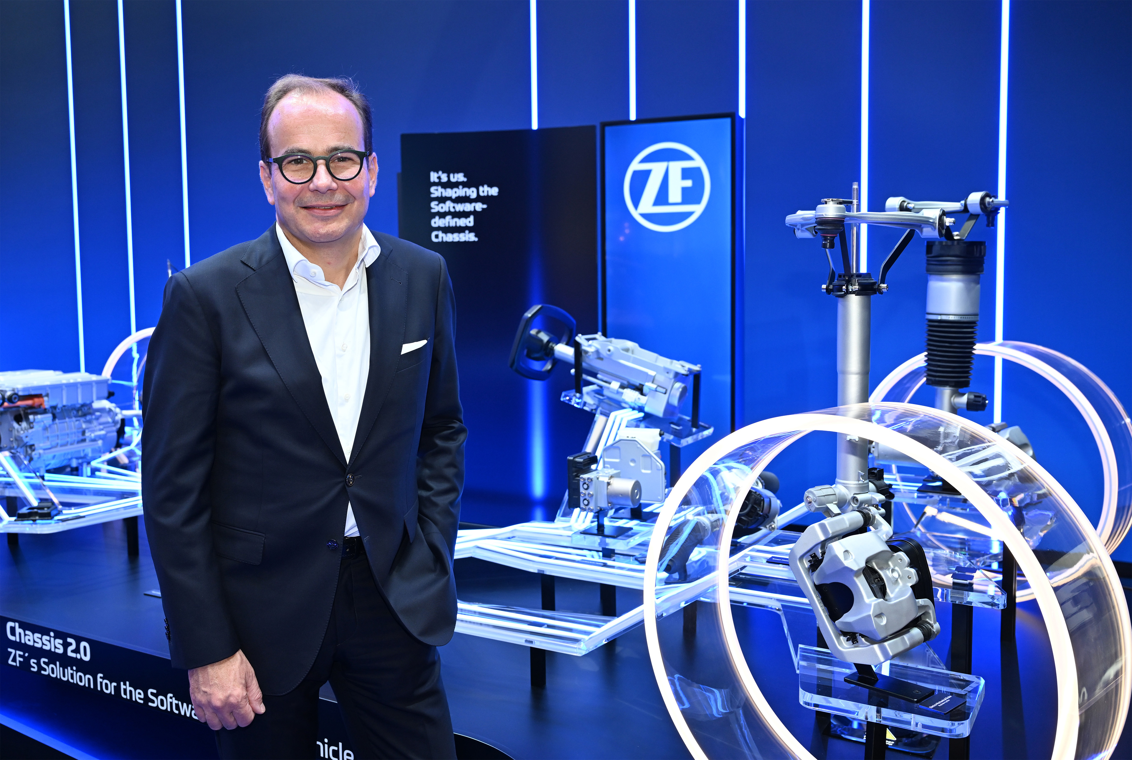 ZF führt das Fahrwerk ins digitale Zeitalter: CES-Premiere für „AI Road ...