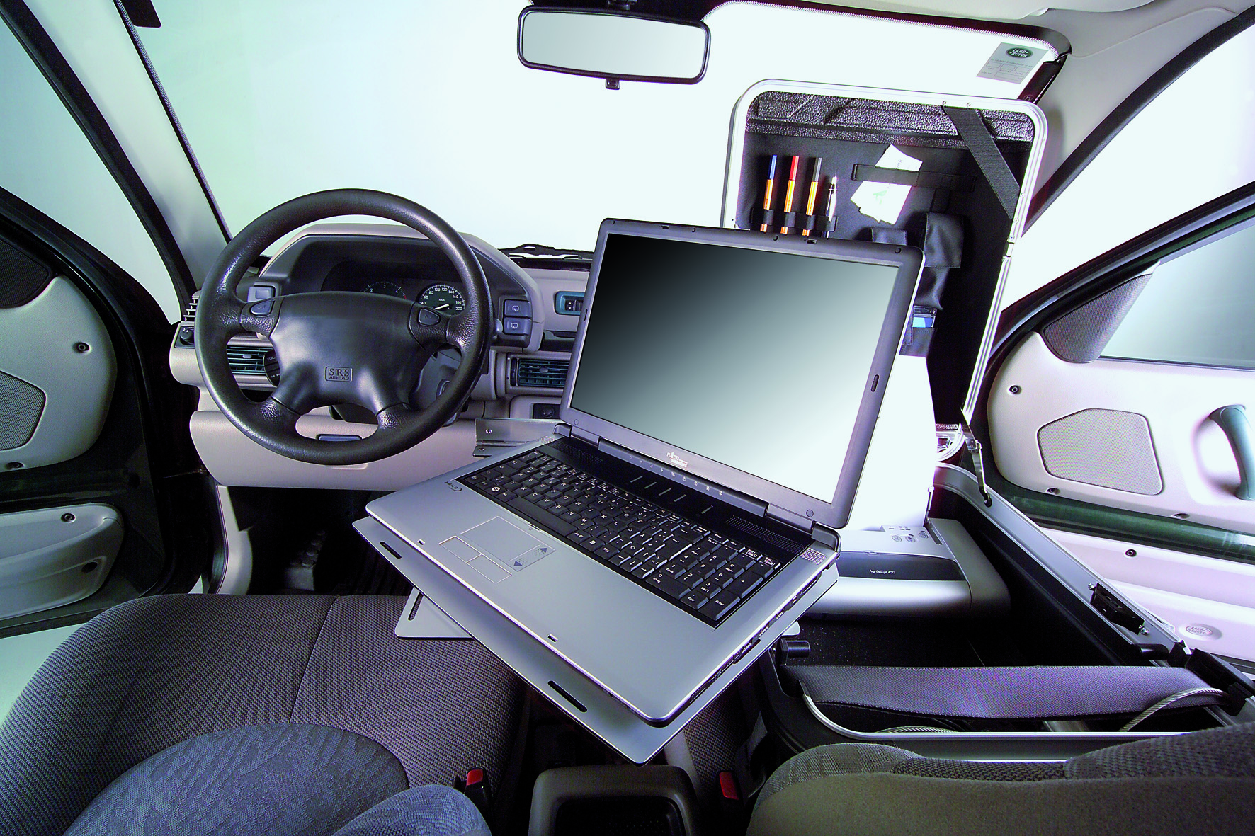 Mobiles Büro auf dem Beifahrersitz - Polizei stoppt Autofahrer