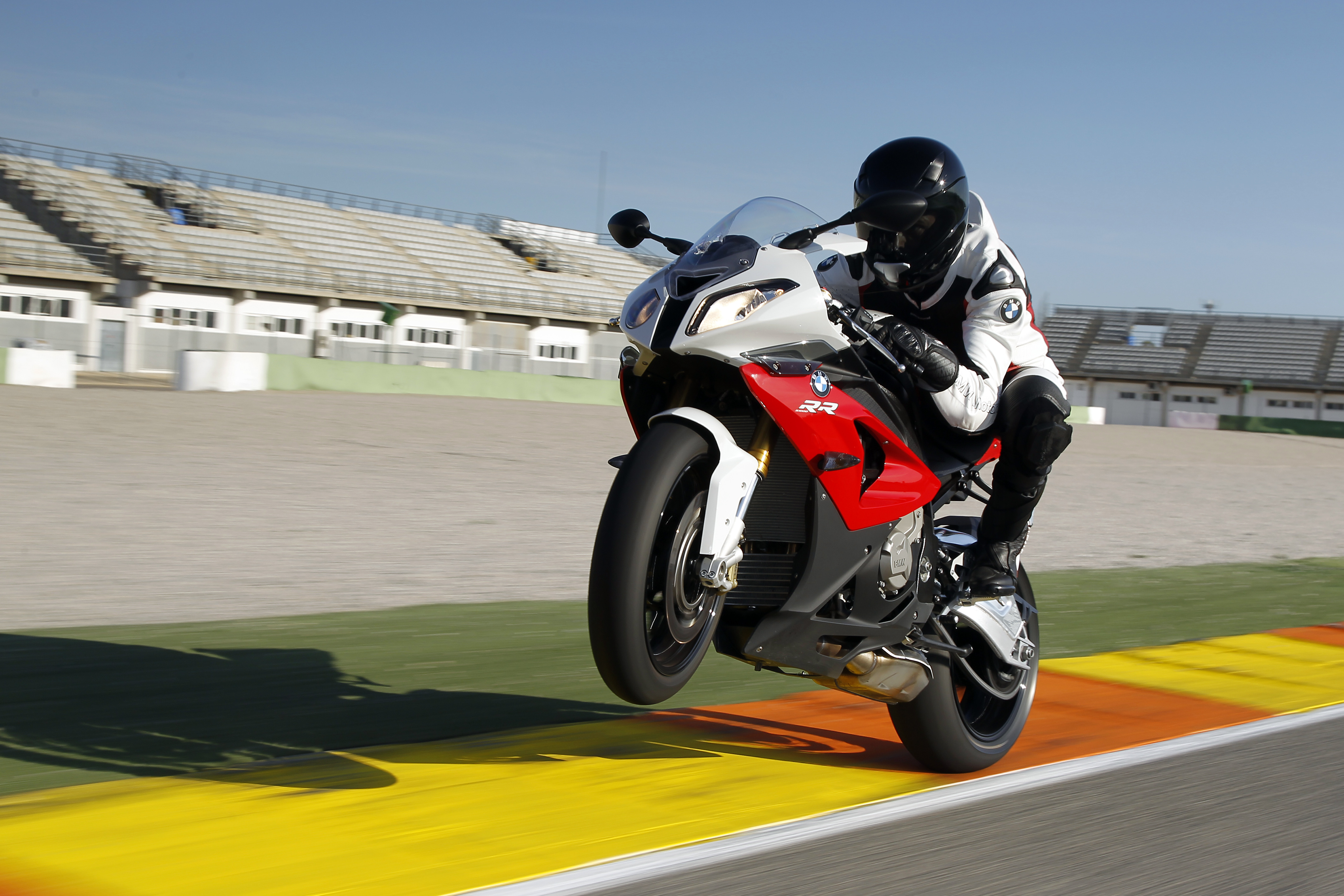 Bmw sports. BMW s1000rr. BMW s1000rr 2018. BMW s1000rr Вилли. BMW 1000 спорт.