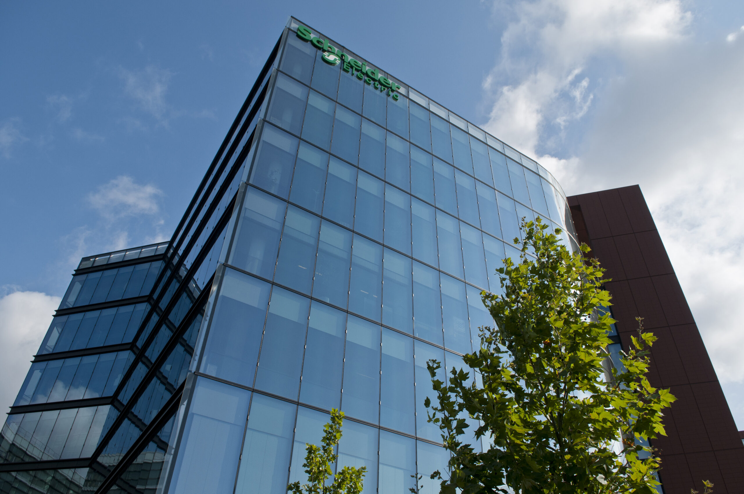 Schneider Electric beschleunigt Nachhaltigkeitsstrategie und erhält ...