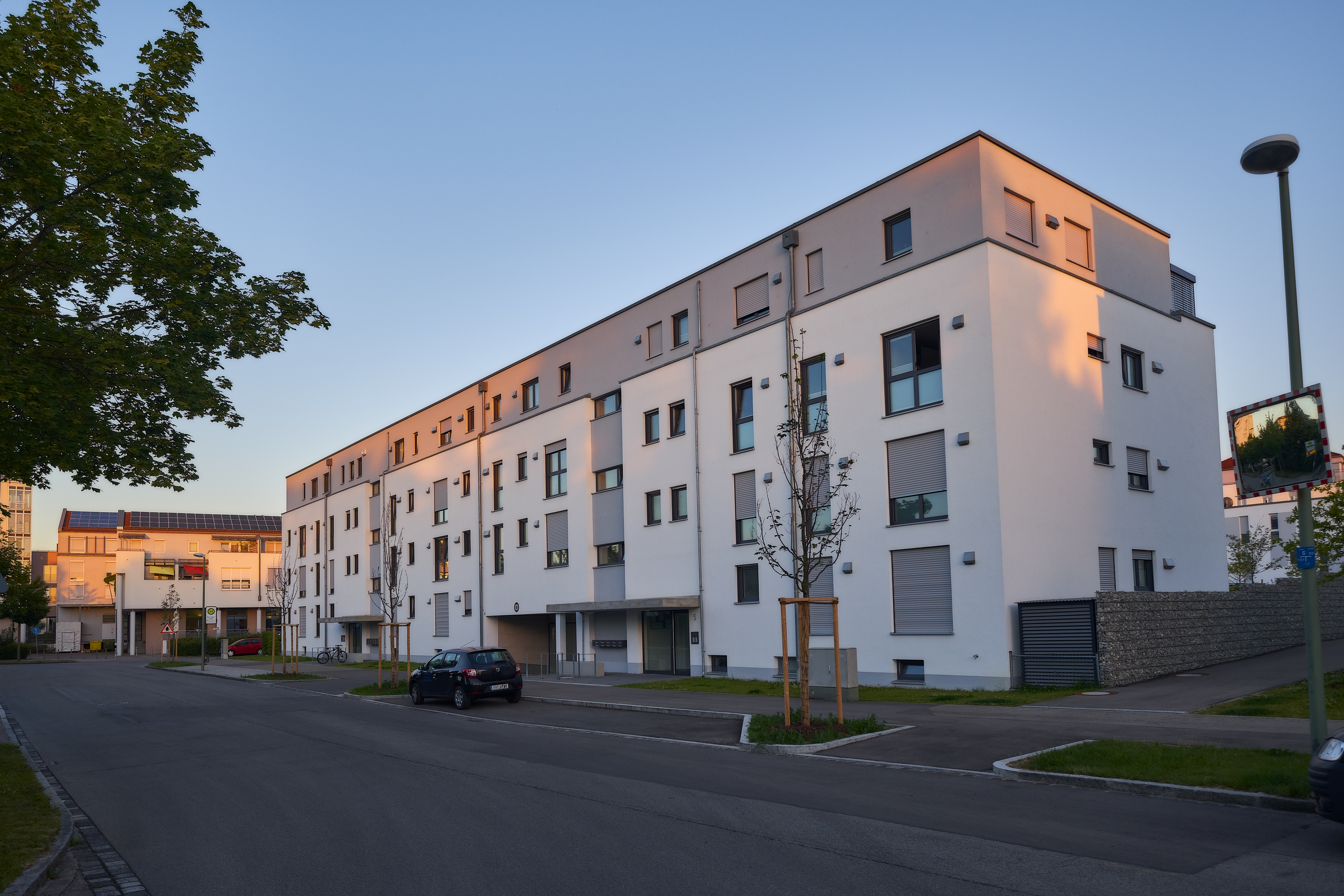 Großer Esstisch mit Sitzbank wegen Umzug abzugeben! 947587 Großer Esstisch mit Sitzbank wegen Umzug abzugeben! 947587