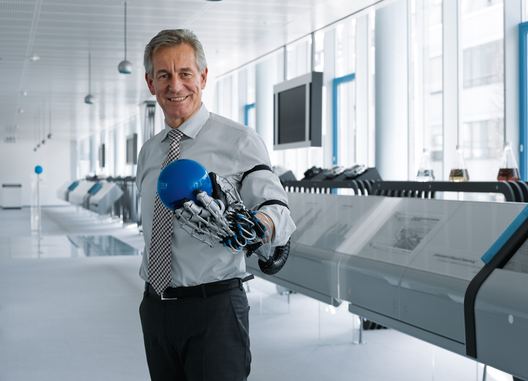 Новые технологии дона. Festo EXOHAND. Роботы на работе. Механический человек. Технологии рука робота.