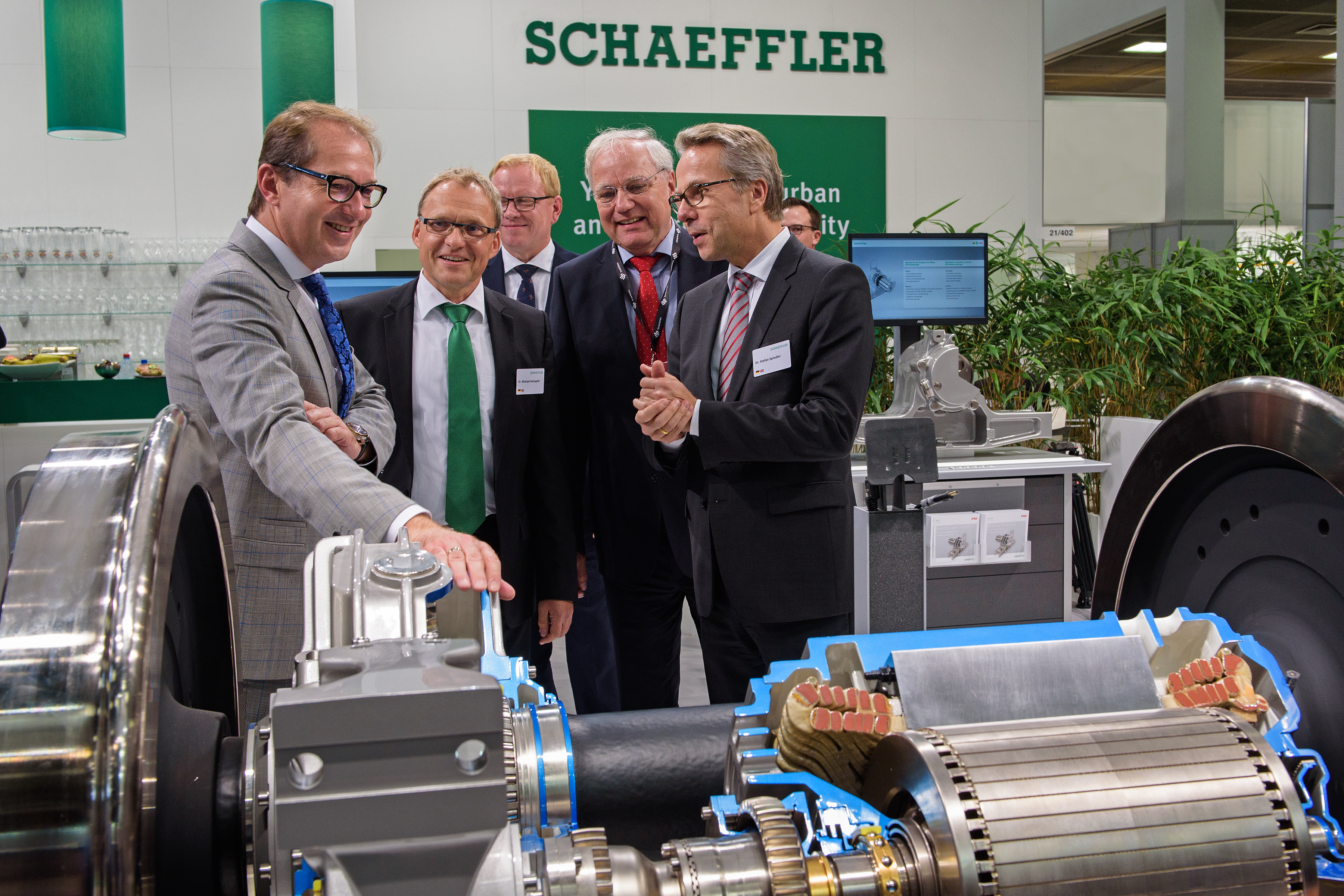 Bundesminister besucht Schaeffler auf der InnoTrans 2016, Schaeffler Technologies AG & Co. KG ...