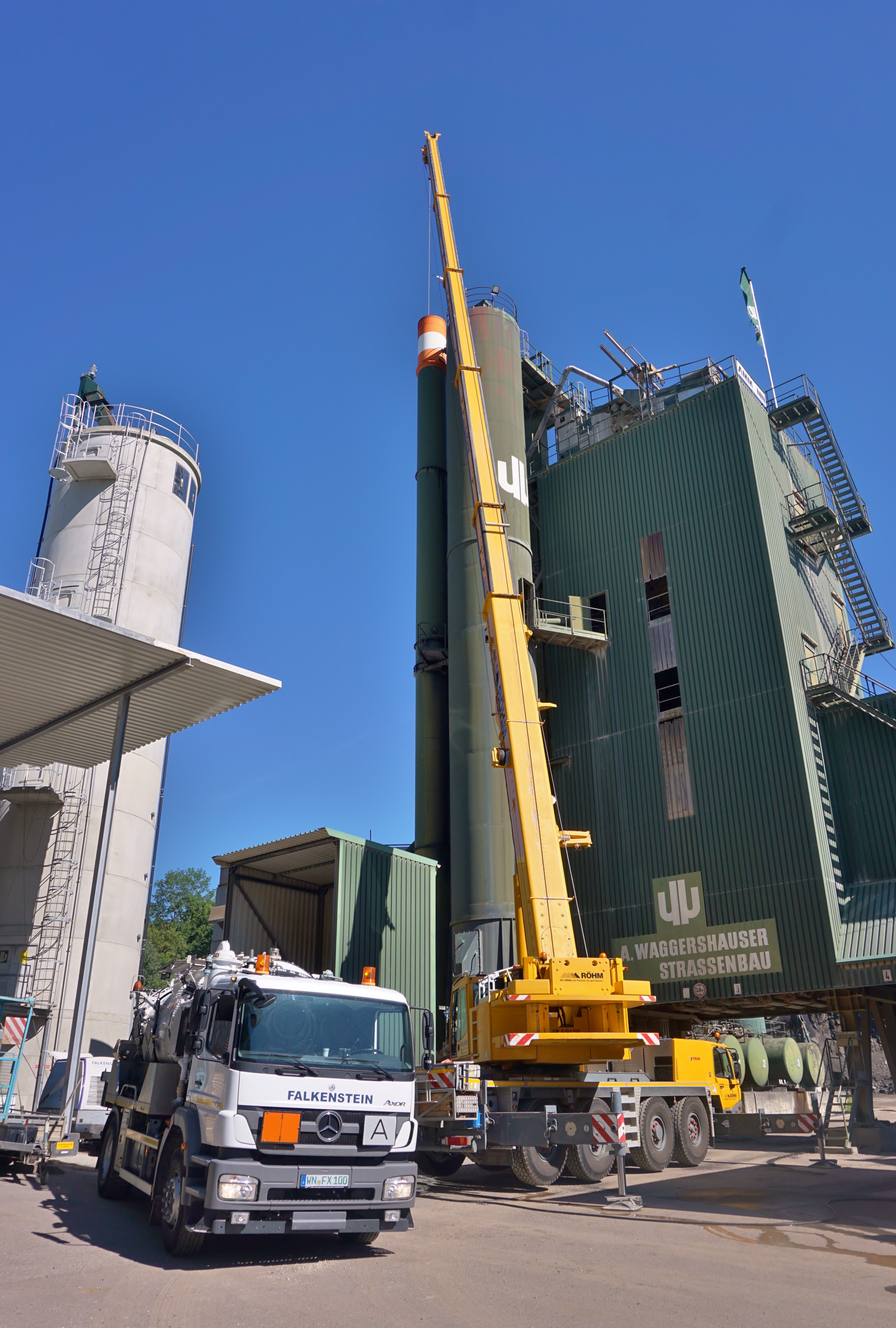 Herausforderung: Verschmutzter 30-Meter-Kamin im Asphalt-Mischwerk