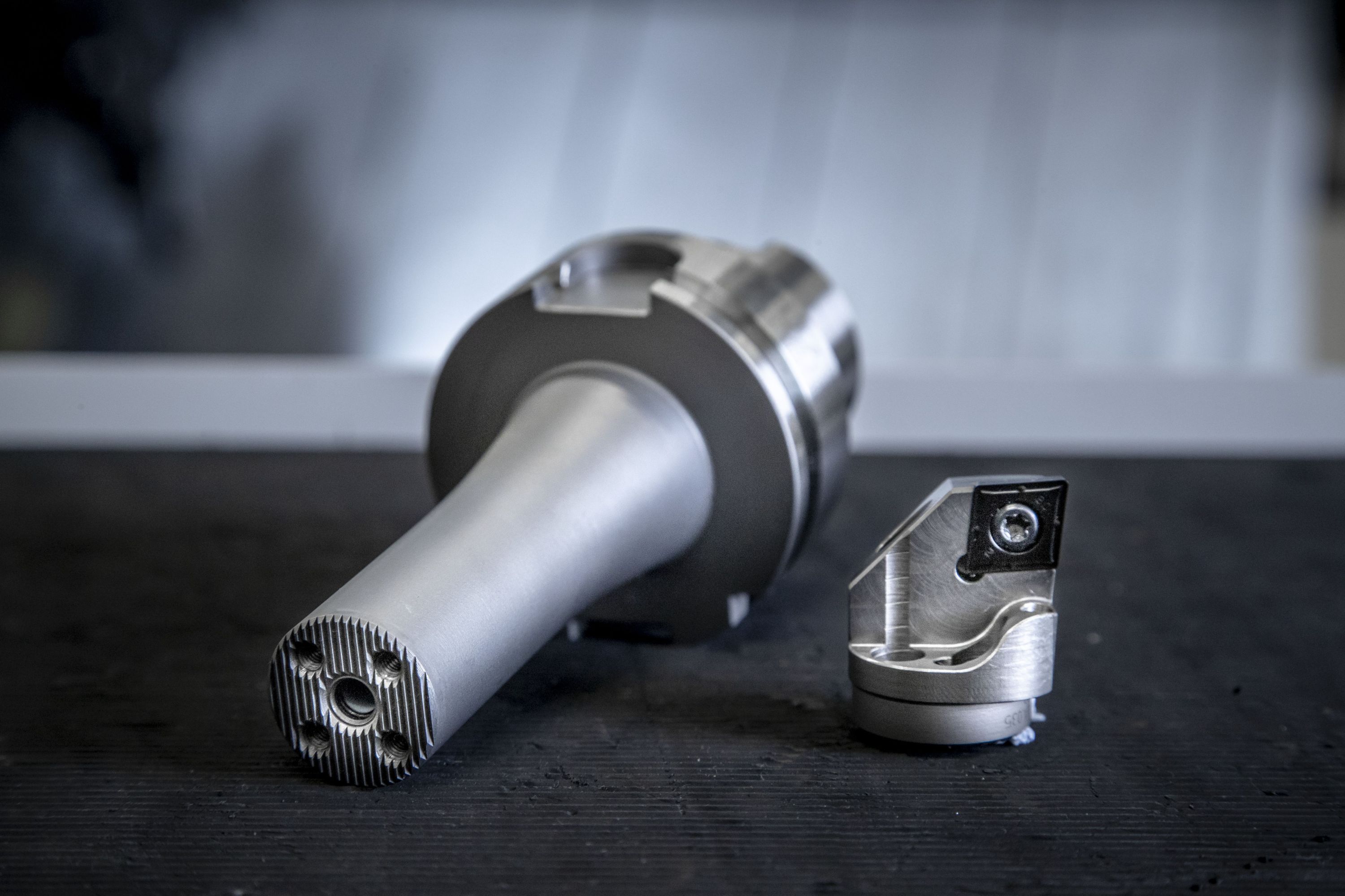 Stable process and improved surface finish thanks to vibrationdamped