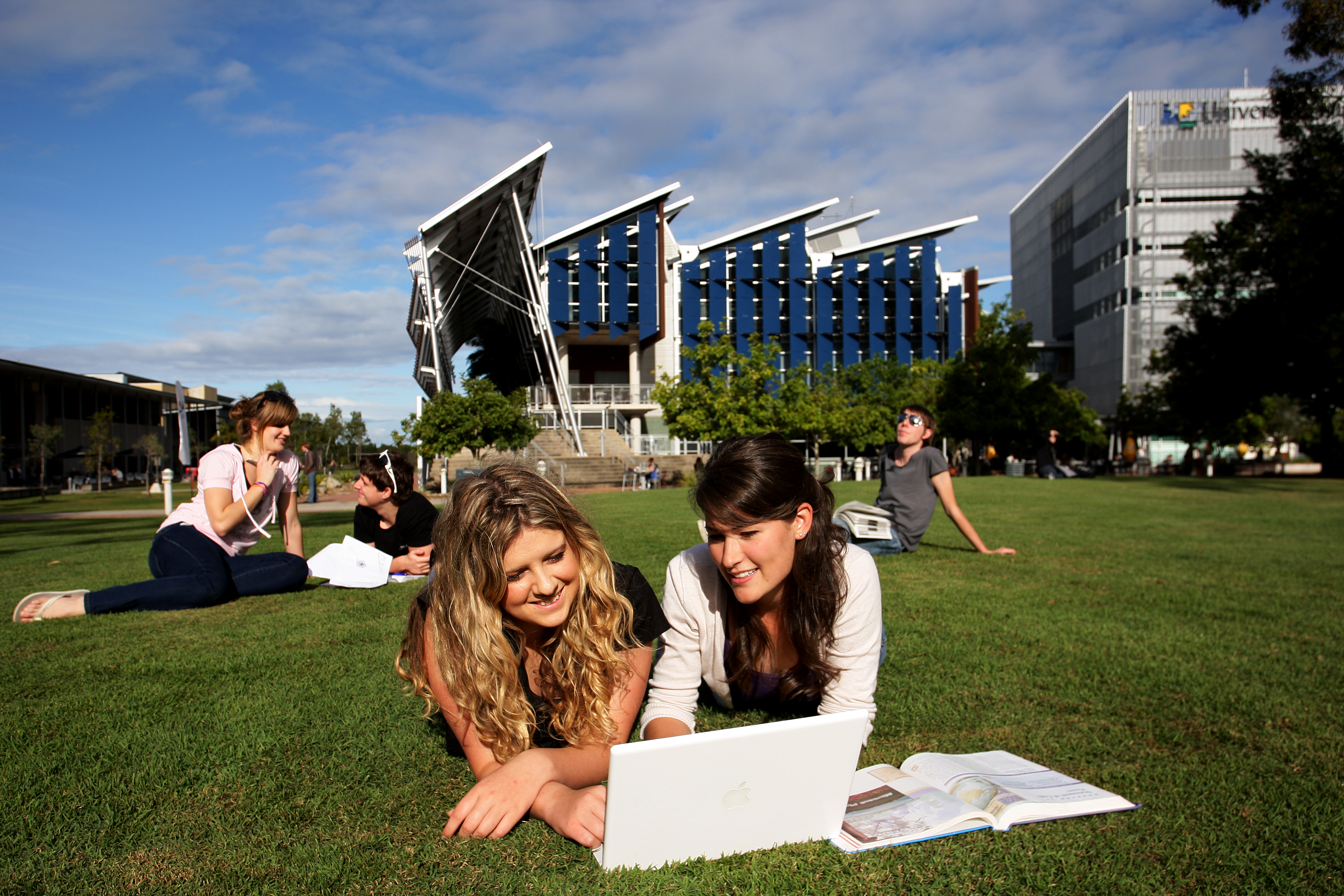 Student life. Картинка для описания университет. Заочное обучение в Австралии. University of the Sunshine Coast. Девушки в колледжах Австралии.