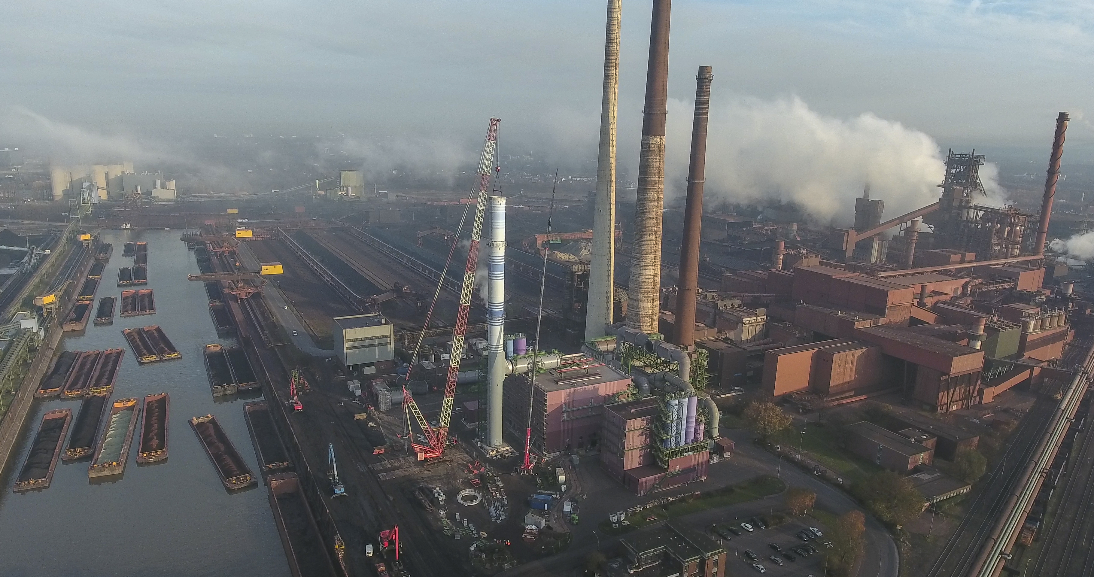 The waste air from sinter belt 3 in Duisburg-Schwelgern flows through more ...