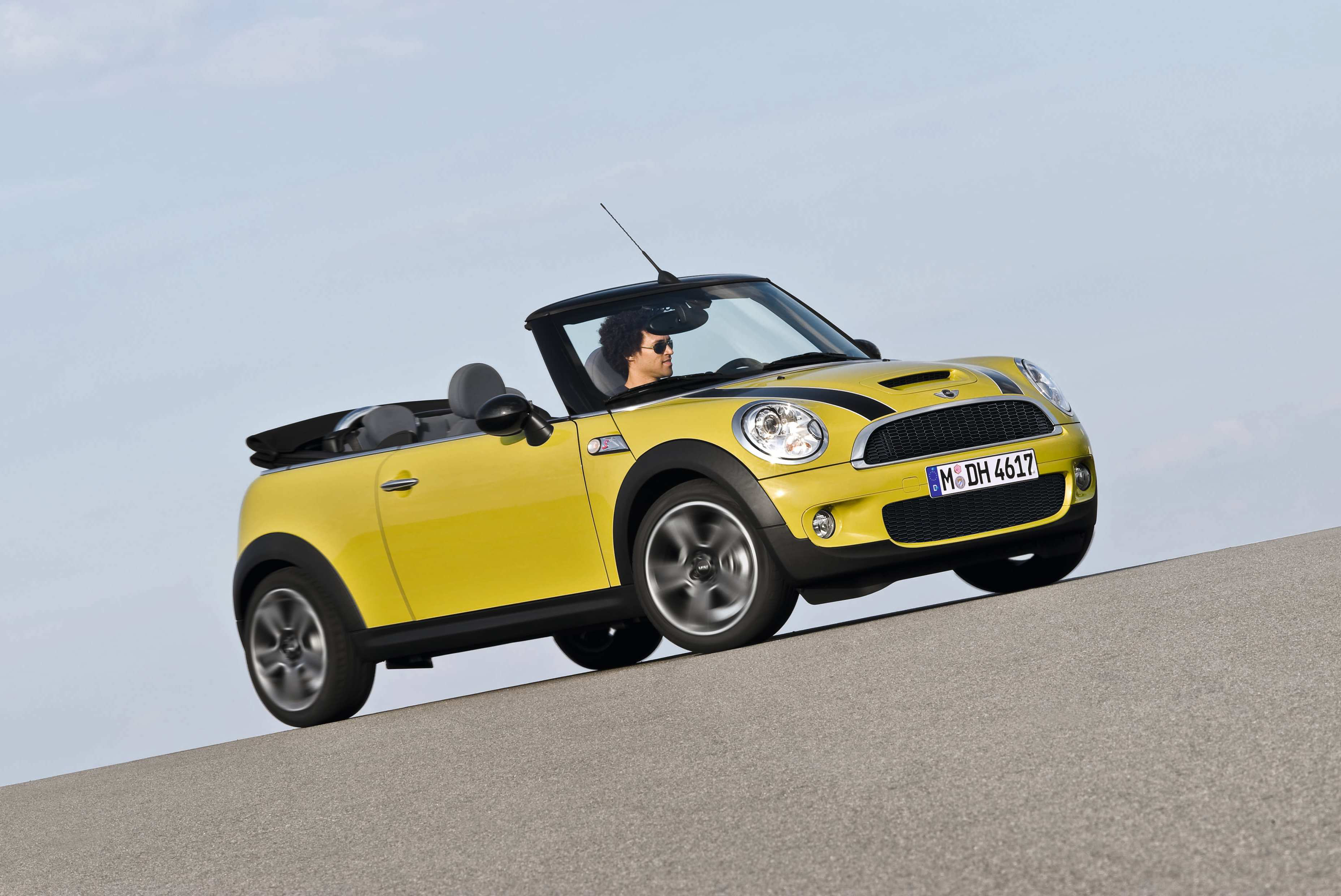 Самые лучшие мини. Mini Cooper s Cabriolet (2009). Mini Cooper s Cabrio 2008. Мини Купер кабриолет 2000. Mini Cooper s Cabrio багажник.