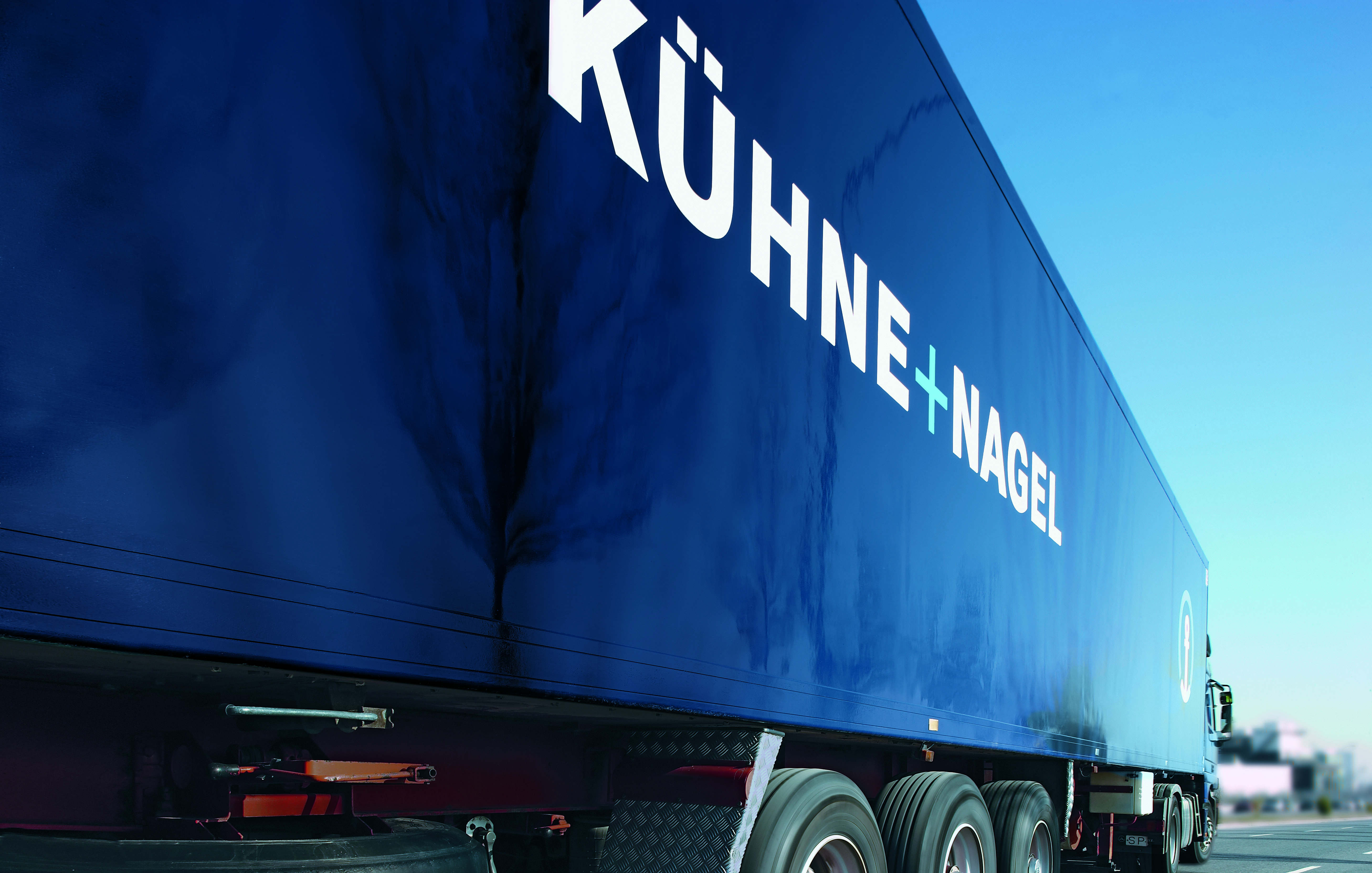 Фирму грузом. Трак Кюне-нагель тент Kuehne-Nagel. Kuehne Nagel Scania. Кюне нагель авиаперевозка. Сеть для грузоперевозок.