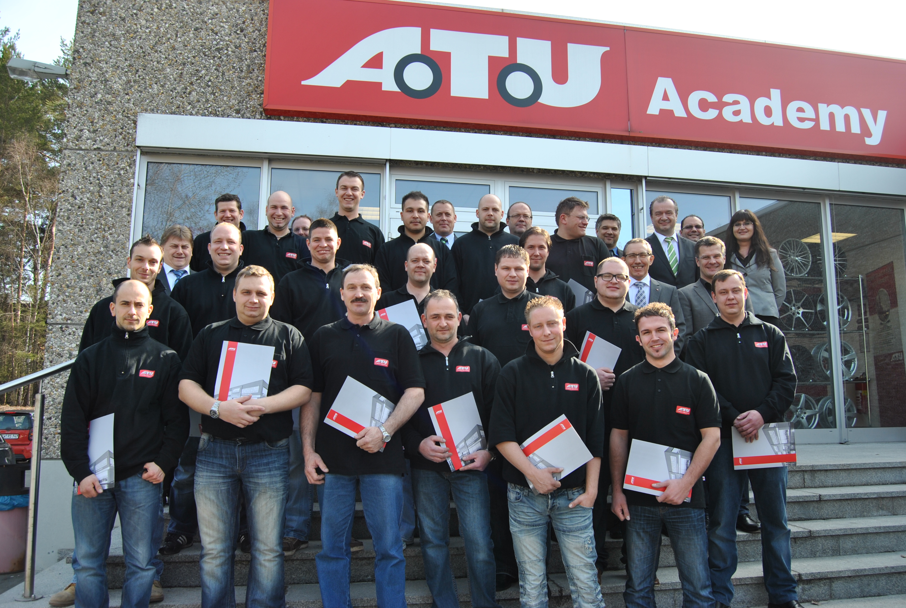 A.T.U startet Zertifizierung aller Autoglas-Monteure, A.T.U Auto-Teile-Unger  Handels GmbH & Co. KG, Story - PresseBox